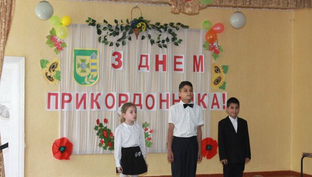 Краматорские школьники поздравили пограничников с профессиональным праздником