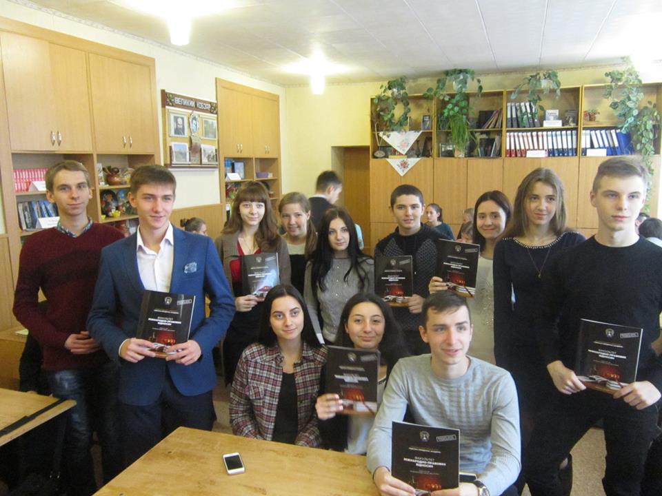 В Мирнограде студенты помогают школьникам выбрать будущую профессию