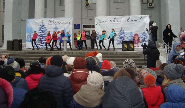 Снеговые пушки и фейерверк: В Покровске открыли новогоднюю елку