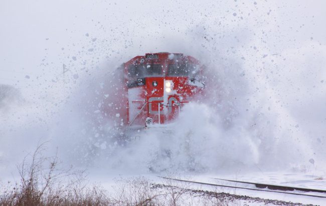 Снег на голову: Скоростной поезд против сугробов