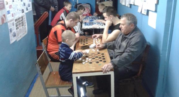 В ДЮСК «Факел» города Красноармейска провели соревнования по шашкам