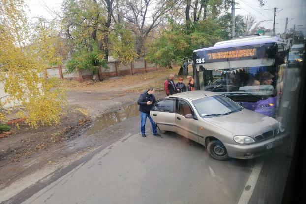В Славянске троллейбус столкнулся с легковушкой