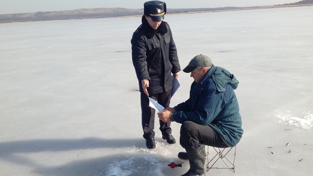 Вчера на оторвавшейся льдине чуть не погибли семь рыбаков