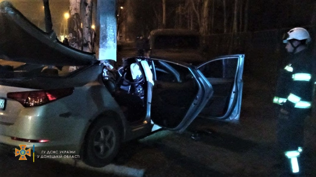 Легковушка протаранила столб в Мариуполе — три человека пострадали