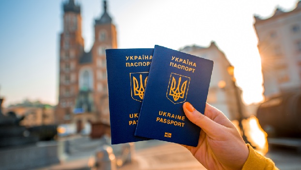 ЕС не одобрил идею президента о выдаче жителям Донбасса небиометрических паспортов 