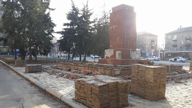 Реконструкция площади в Дружковке: пришла очередь постамента памятника Ленину