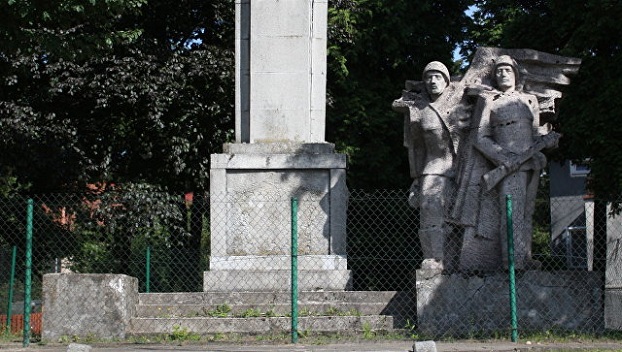 В Польше снесли памятник советским воинам 