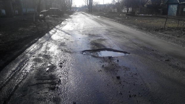 В Мирнограде приступили к весеннему ремонту дорог