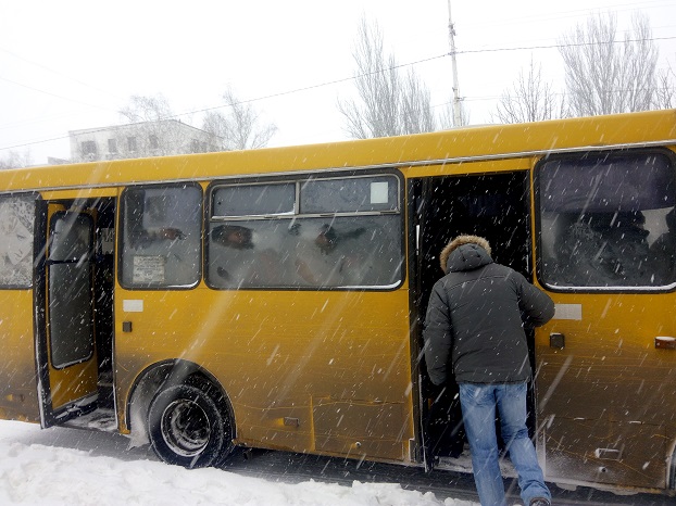 Как добирались в снегопад жители Константиновки