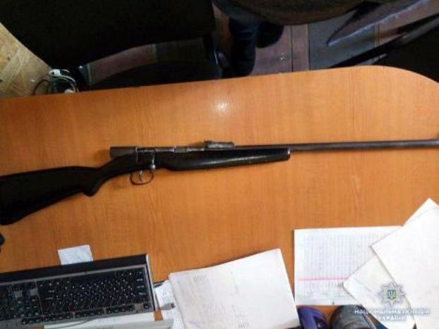 Житель Марьинки хранил оружие сразу в двух домах