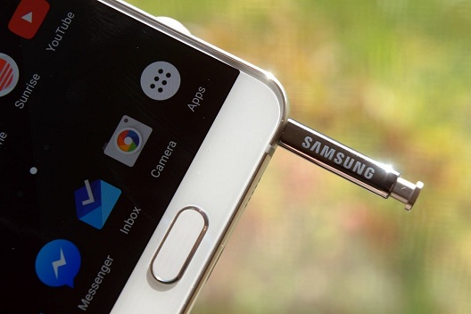 Компания Samsung выпустила смартфоны с алкотестерами 