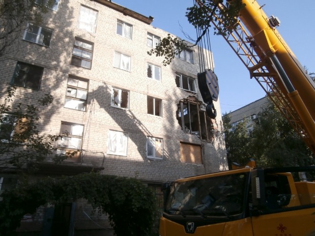 В Авдеевке восстанавливают разрушенные дома