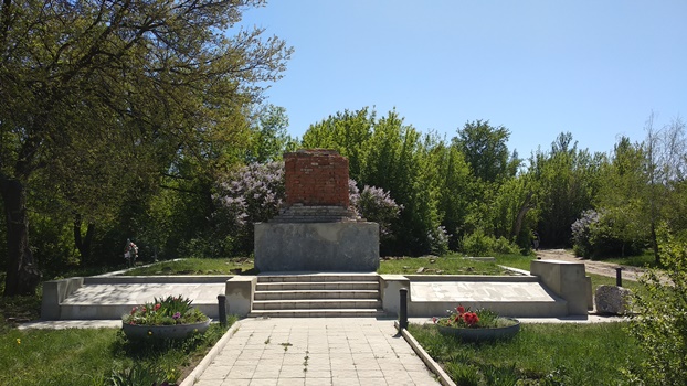 В Славянске капитально ремонтируют памятник на братской могиле