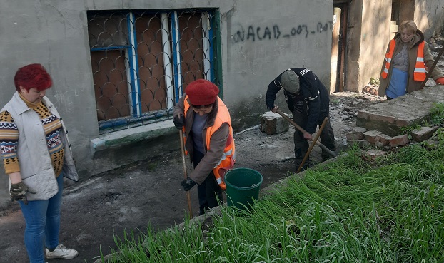 Жители пострадавших домов и коммунальщики в Константиновке ликвидируют последствия обстрела