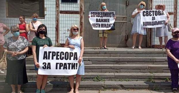 В Северодонецке жители требовали наказать копа, который выбросил жену с балкона