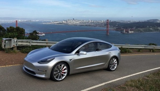 Оператор беспилотного автомобиля Tesla был замечен спящим за рулем