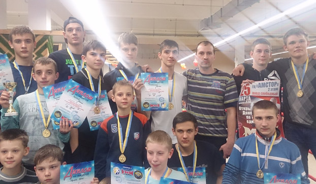Спортсмены из Покровска успешно выступили на областных соревнованиях по смешанным единоборствам