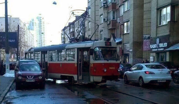 В Киеве трамвай сошел в рельсов и врезался в Lexus