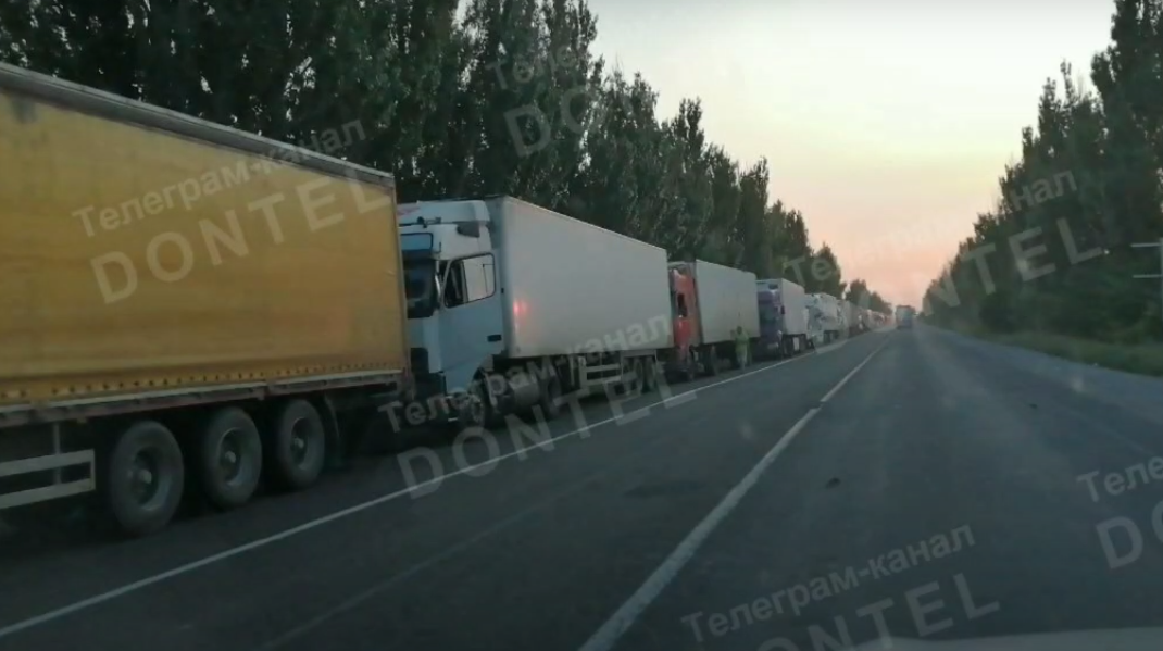 Огромные очереди на границе «ДНР»: Люди едут в Украину через РФ