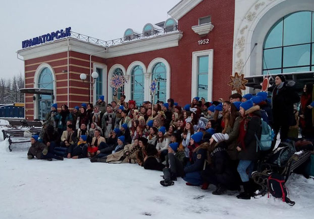 На вокзале в Краматорске 200 человек исполнили колядку