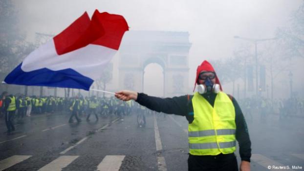 В Париже во время протестов ранены еще 65 человек