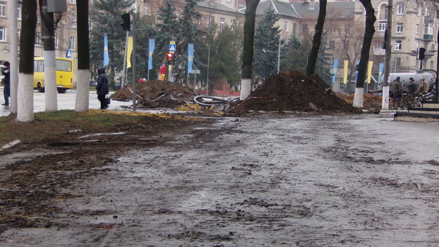 Реконструкция площади в Дружковке: Разрытые участки засыпать не спешат