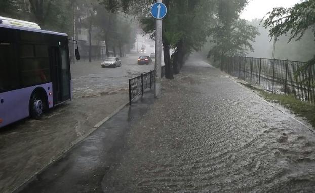 В Донецке ливень затопил улицы и оборвал линии электропередач