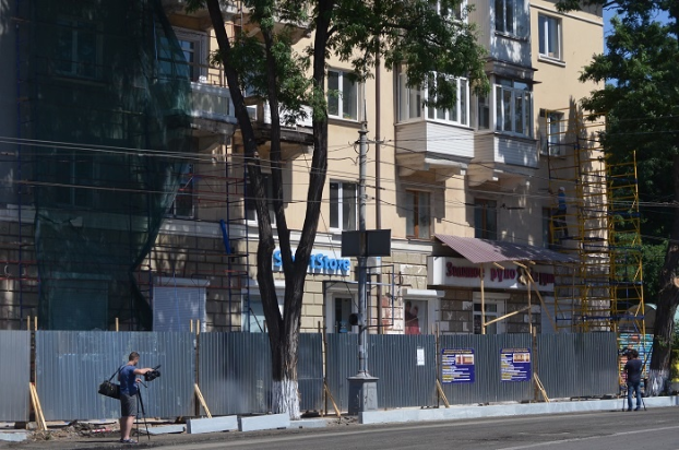 На проспекте Мира в Мариуполе приступили к ремонту фасадов и кровель жилых домов