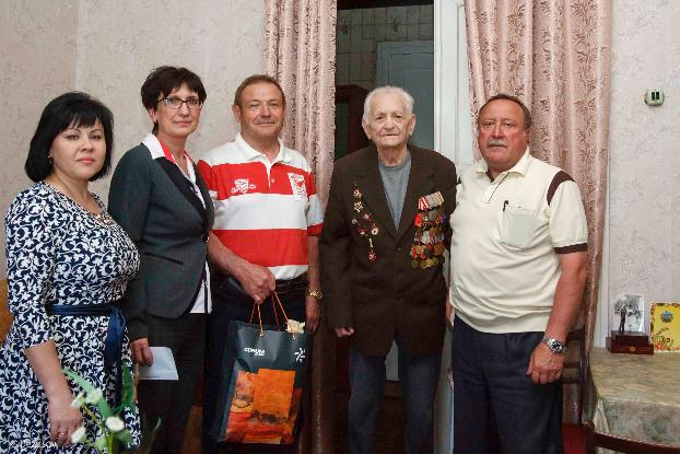 Масштабно и торжественно: На «Корум Дружковский машзавод» поздравили ветеранов с Днем Победы