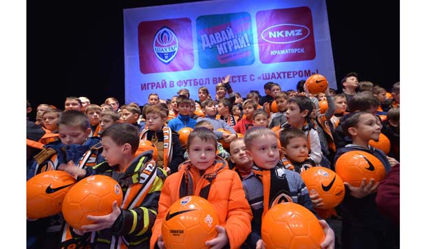 Триста тридцать юных краматорских футболистов получили в подарок мячи от ФК «Шахтер»