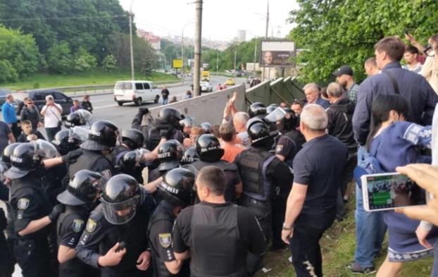 В Киеве произошли потасовки полиции и Нацкорпуса