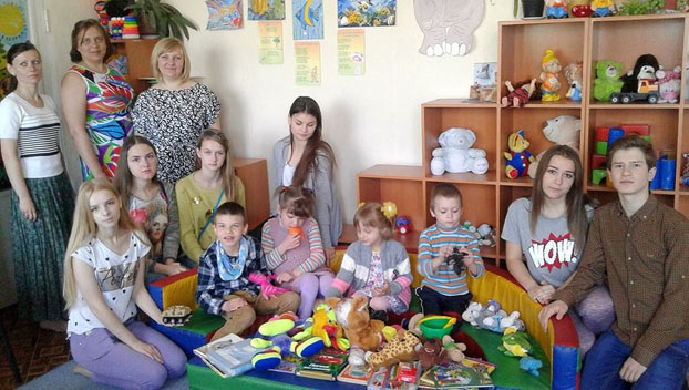 Школьники Мирнограда гостили у детей с особыми потребностями