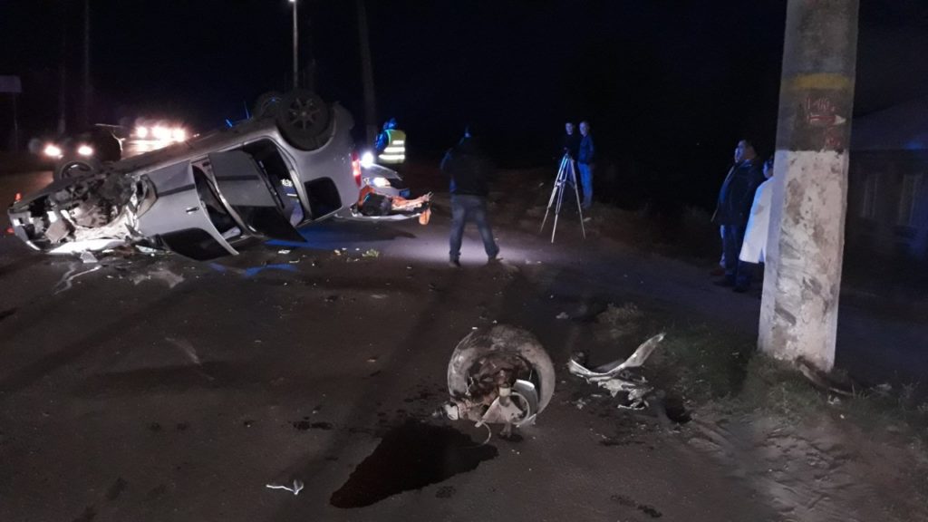 В Славянске на полной скорости авто врезалось в столб и перевернулось
