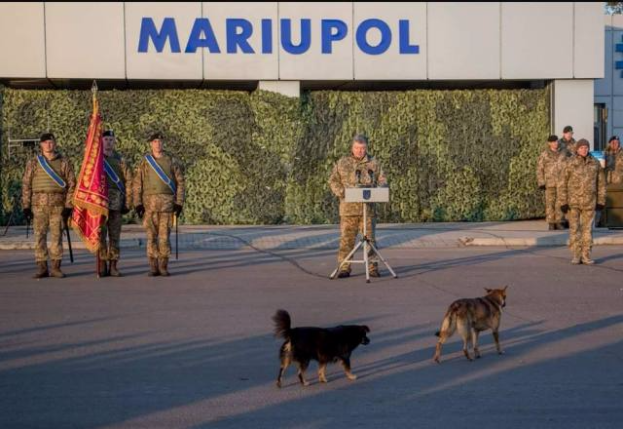 В Мариуполе президент поздравил морпехов в обществе двух собак