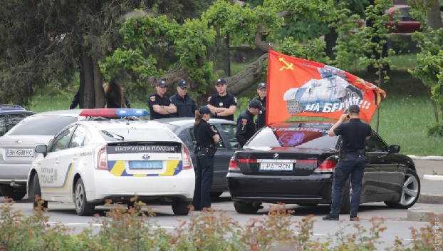В Одессе задержан водитель за советский флаг на машине 