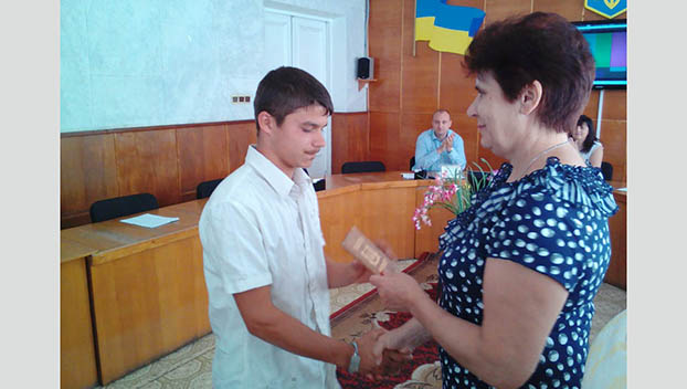 На сессии Добропольского районного совета вручили паспорта юным гражданам Украины