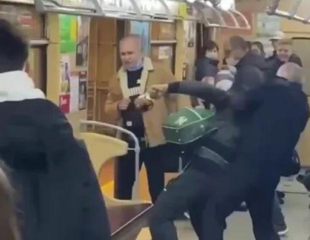 Машинист метро в Харькове избил пьяного пассажира. Видео разлетелось по соцсетям