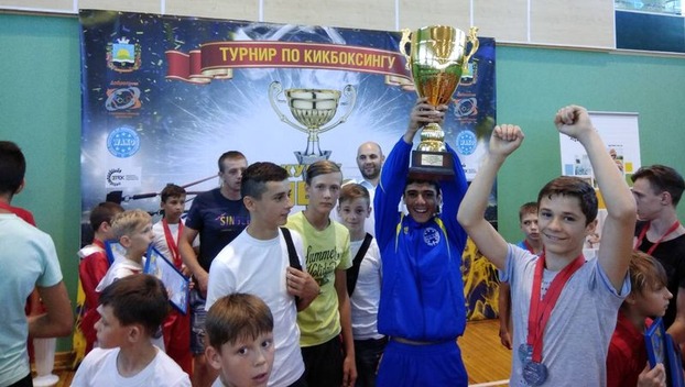 В Доброполье за победу в открытом турнире по кикбоксингу сражались триста спортсменов