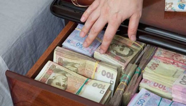 «Вот так погуляла»: служащая Пенсионного фонда растратила более 1 млн гривень