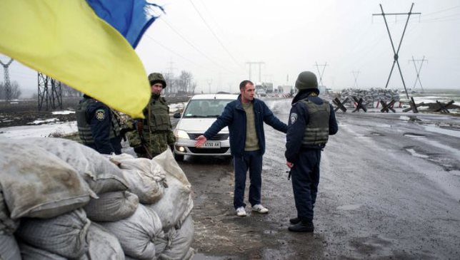 Взятки и незаконный груз: Как прошли сутки на КПВВ Донбасса