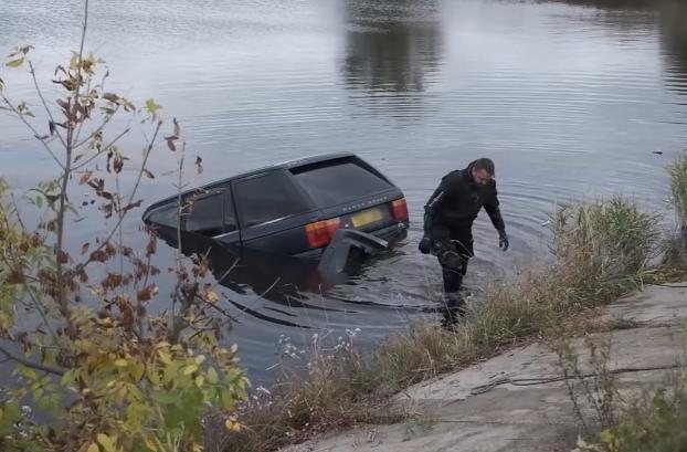 У Покровському районі з річки витягли автомобіль з трупом жінки