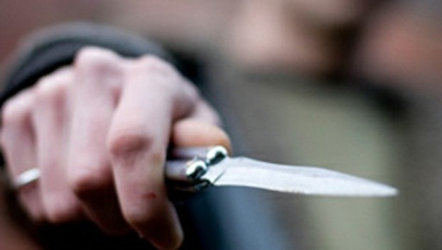 В Доброполье парень, угрожая ножом, ограбил нового знакомого