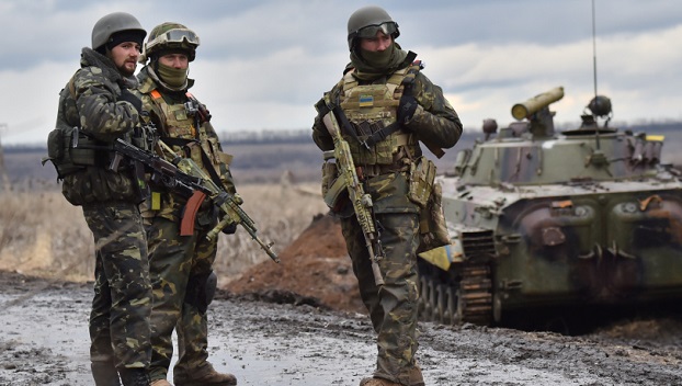 Украинским силовикам разрешили входить в дома и использовать гражданский транспорт на Донбассе