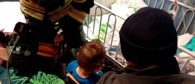 В Краматорске спасатели вызволяли застрявшего в манеже ребенка
