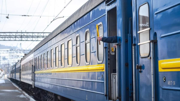 В поезде Львов — Мариуполь пьяный пассажир приставал к девушкам