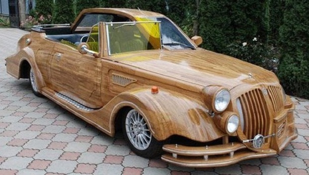 Украинец продает деревянный автомобиль 