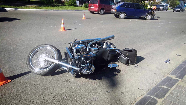 В Мариуполе лада сбила мотоциклиста (ФОТО)