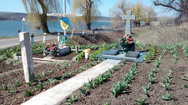 Тысячу тюльпанов возле памятника погибшим украинским военным высадил житель поселка Мирный