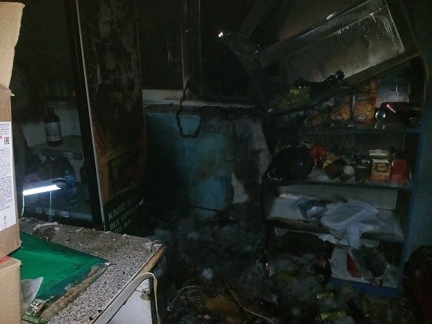 В Добропольском районе горел магазин