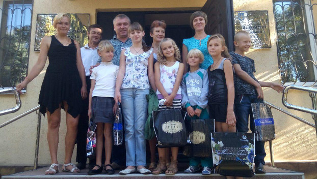 В Добропольском районе помогли собраться в школу детям из многодетных семей